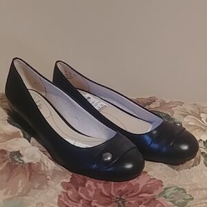 Classic Black Women's Round-Toe Short Wedge